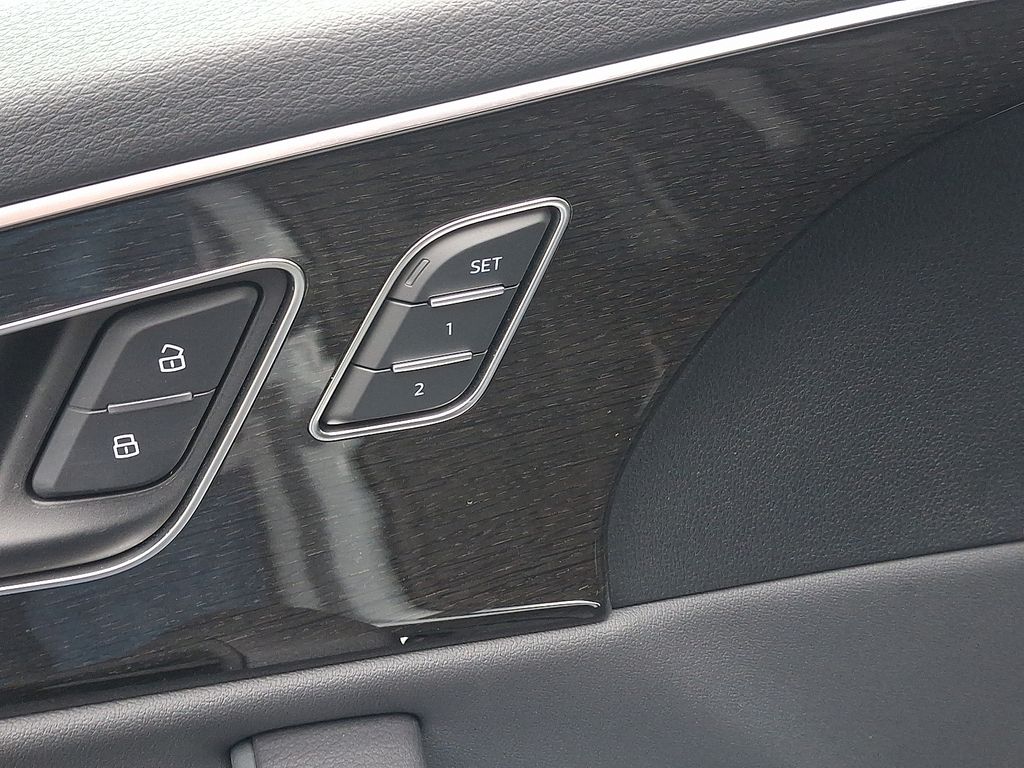 Thumbnail: 2025 Audi Q8 - 25