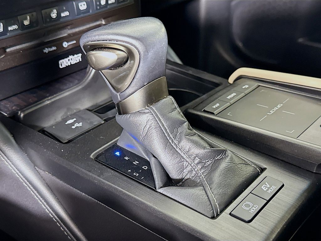 Thumbnail: 2021 Lexus ES - 17