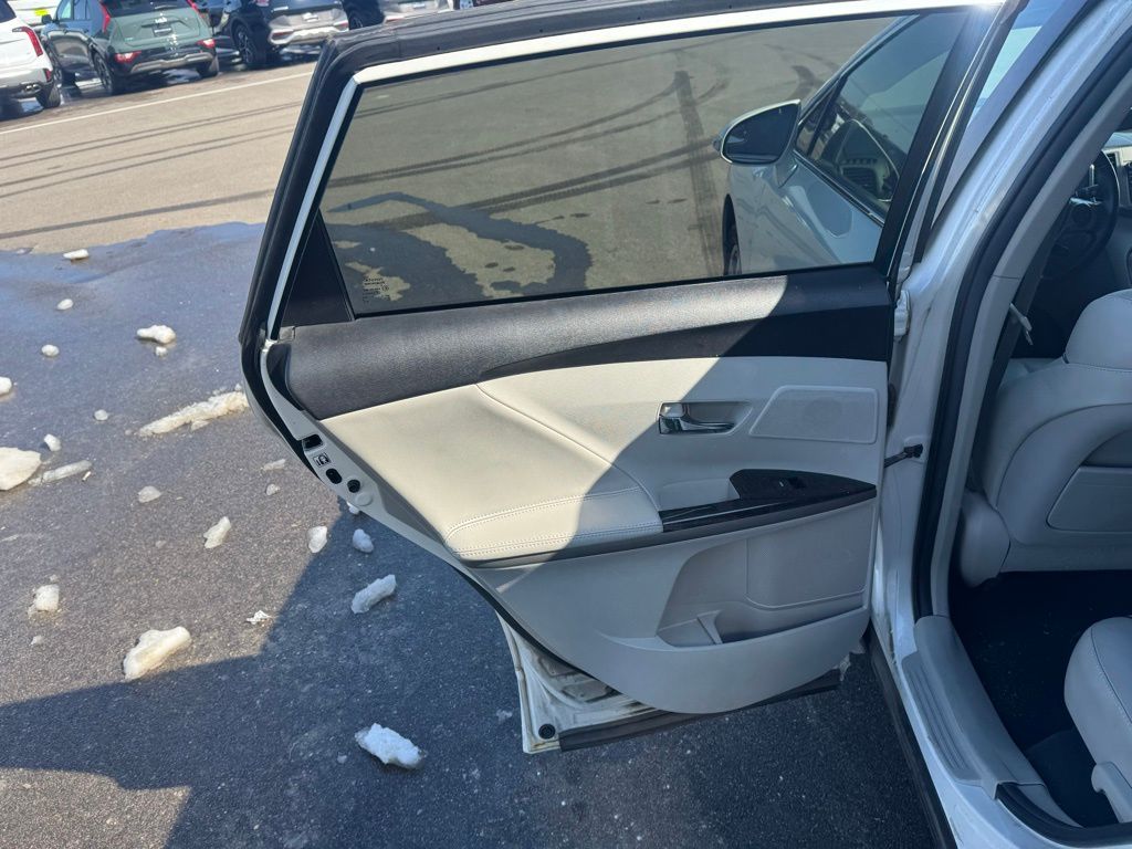 Used 2014  Toyota Limited image 17