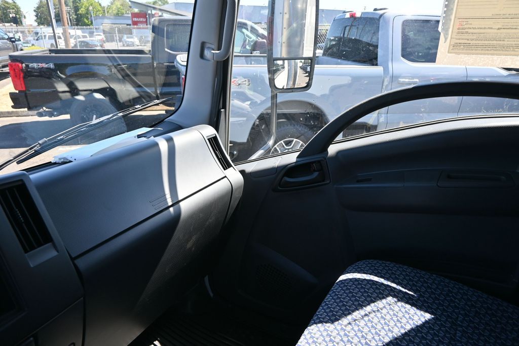 2025 Isuzu NPR HD 