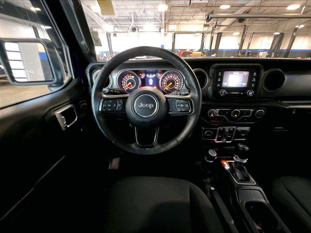 2019 Jeep Wrangler — photo 18