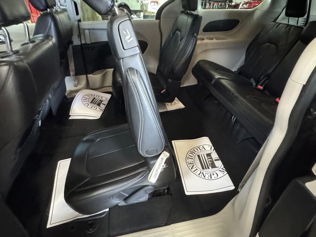 Used 2023 Chrysler Pacifica Van