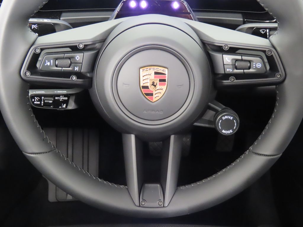 Thumbnail: 2026 Porsche Macan - 20