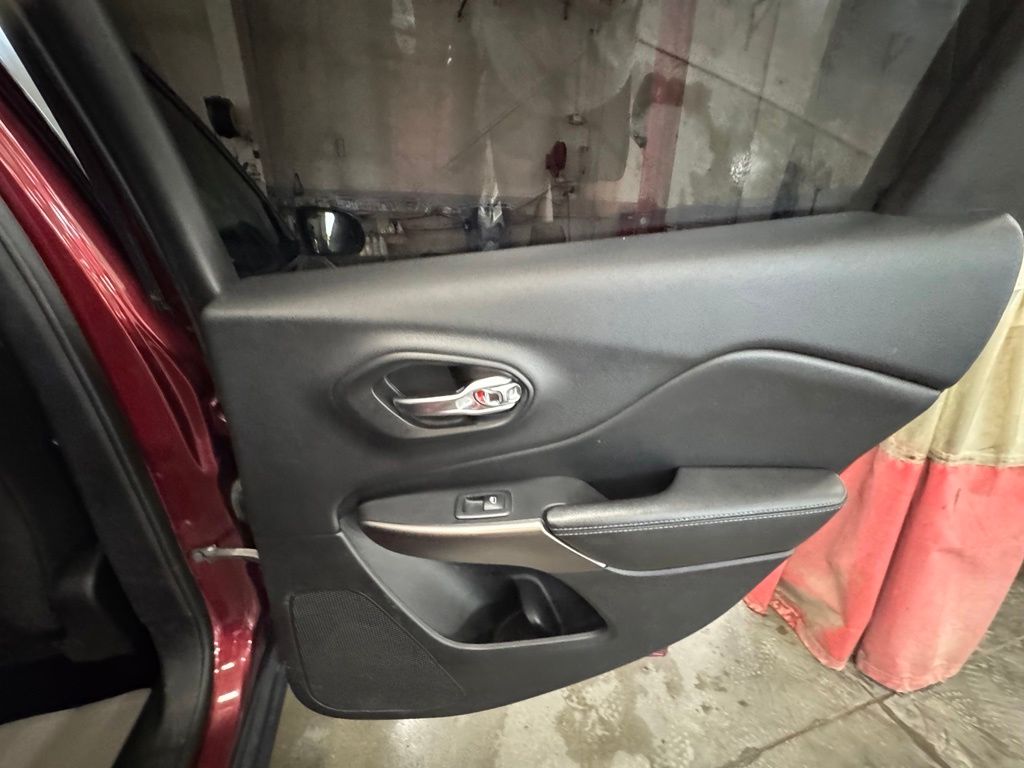 Used 2019 Jeep Cherokee SUV