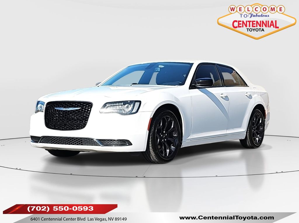 2019 Chrysler 300 Touring's photo