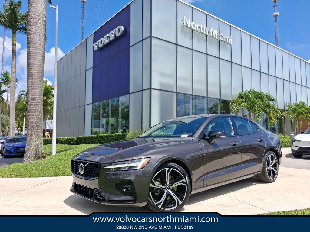 2023 Volvo S60 B5 Core Dark Theme