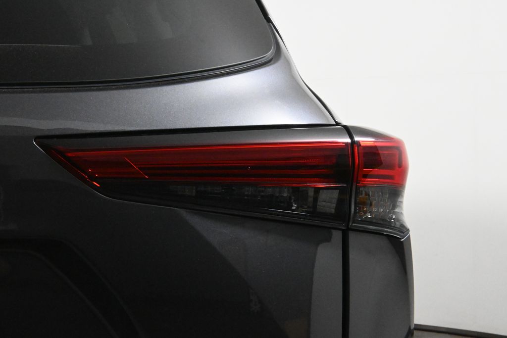 Thumbnail: 2021 Toyota Highlander - 14