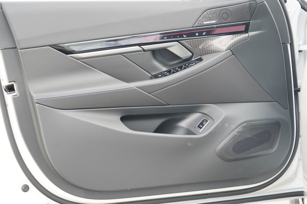 Thumbnail: 2027 BMW 5 Series - 13