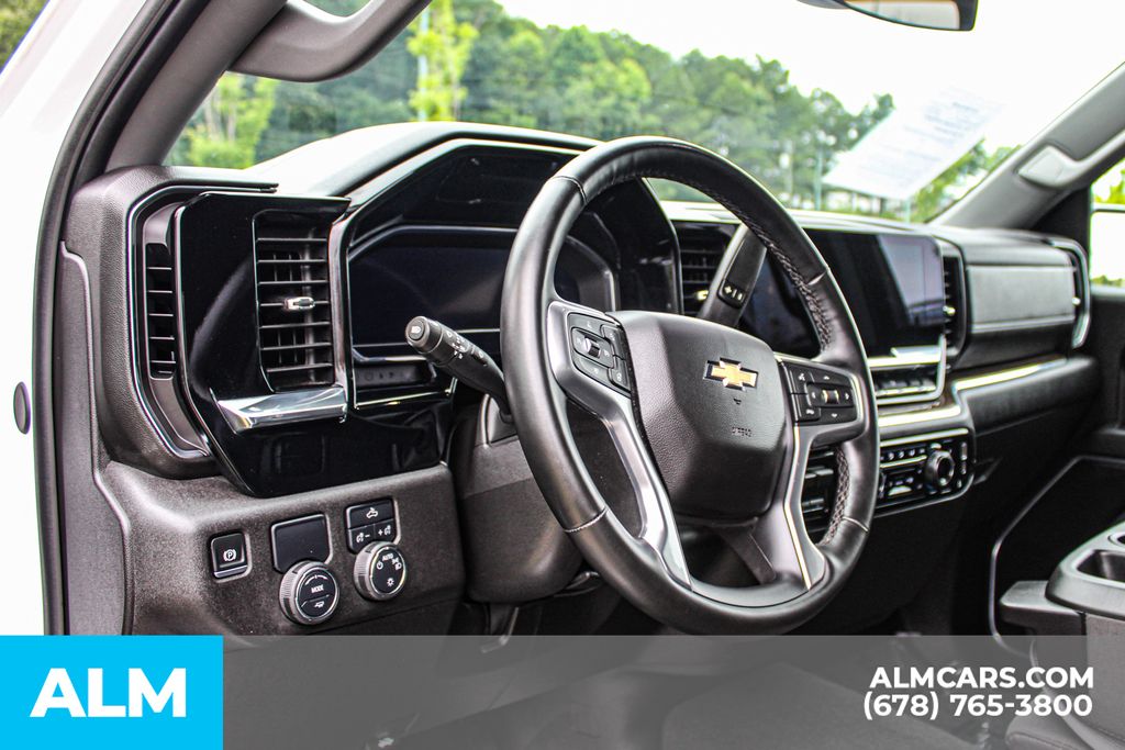 Used 2025 White Chevrolet LT image 32