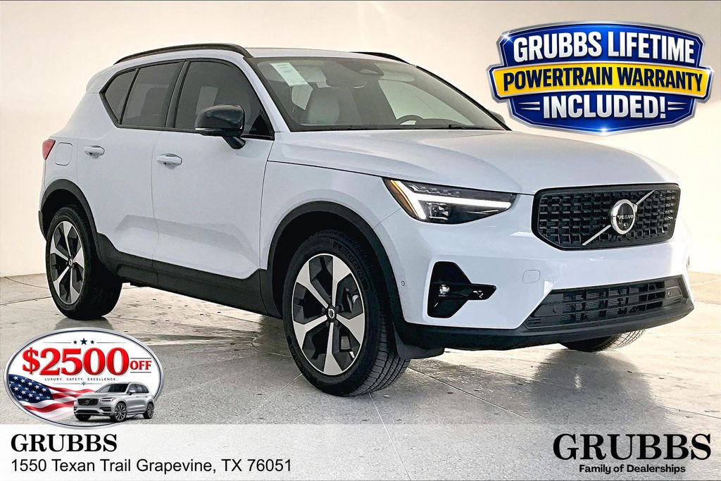 White (Cloud) 2026 Volvo XC40 SUV / Crossover All-Wheel Drive Automatic