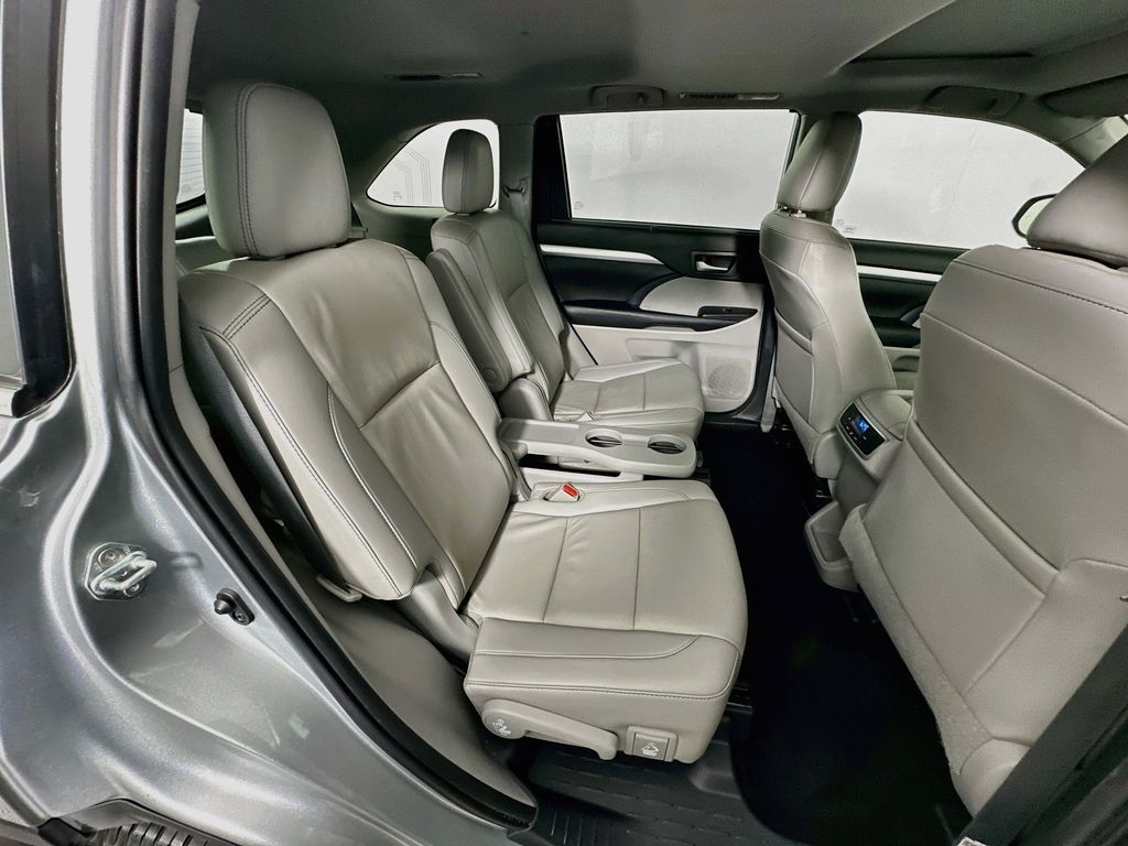Thumbnail: 2019 Toyota Highlander - 28