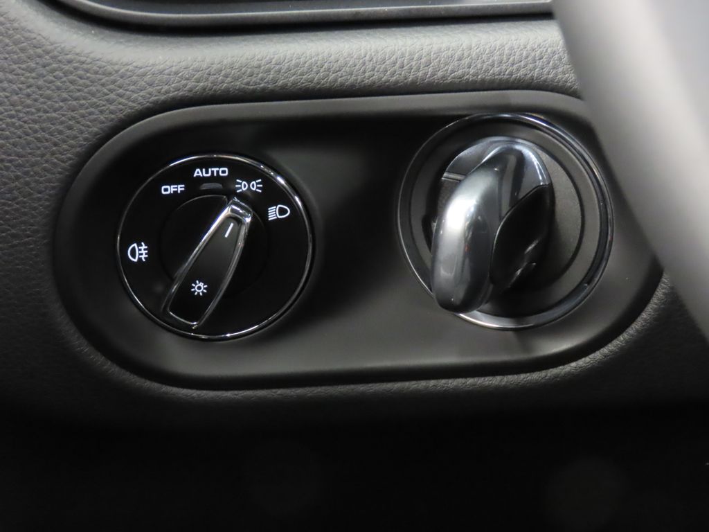 Thumbnail: 2026 Porsche Macan - 22