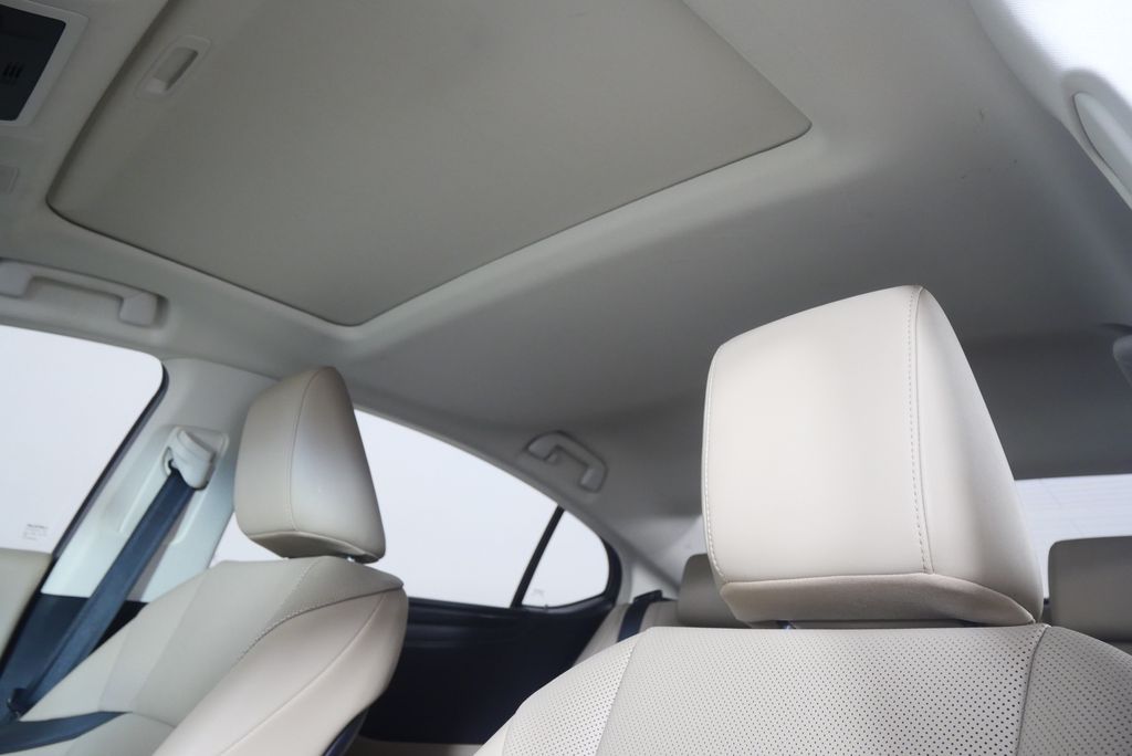 Thumbnail: 2019 Lexus ES - 11