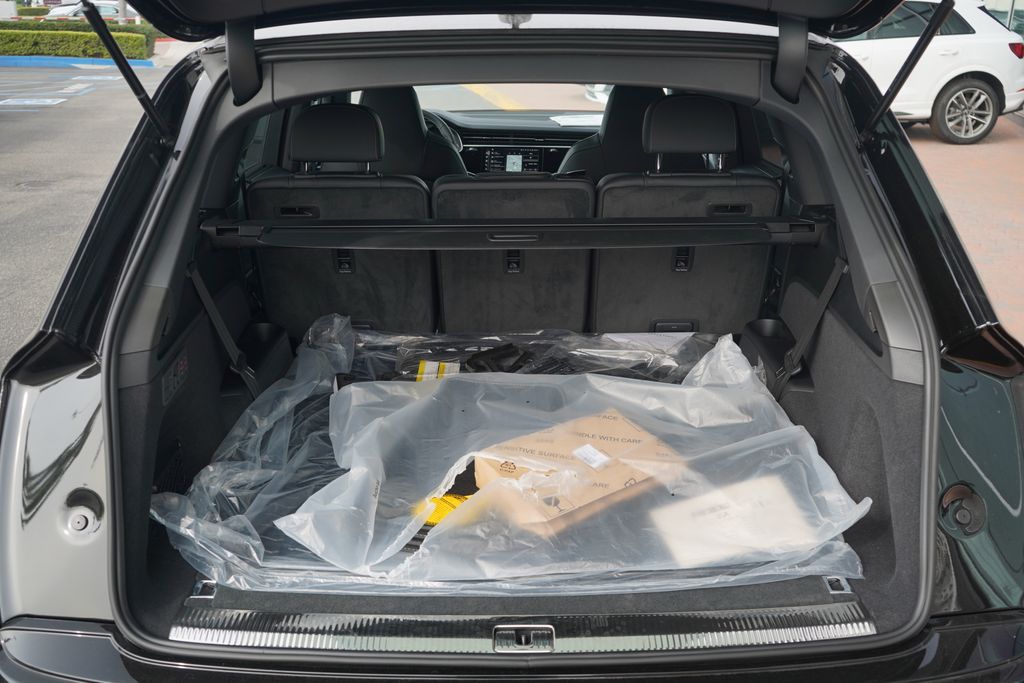 Thumbnail: 2026 Audi SQ7 - 11