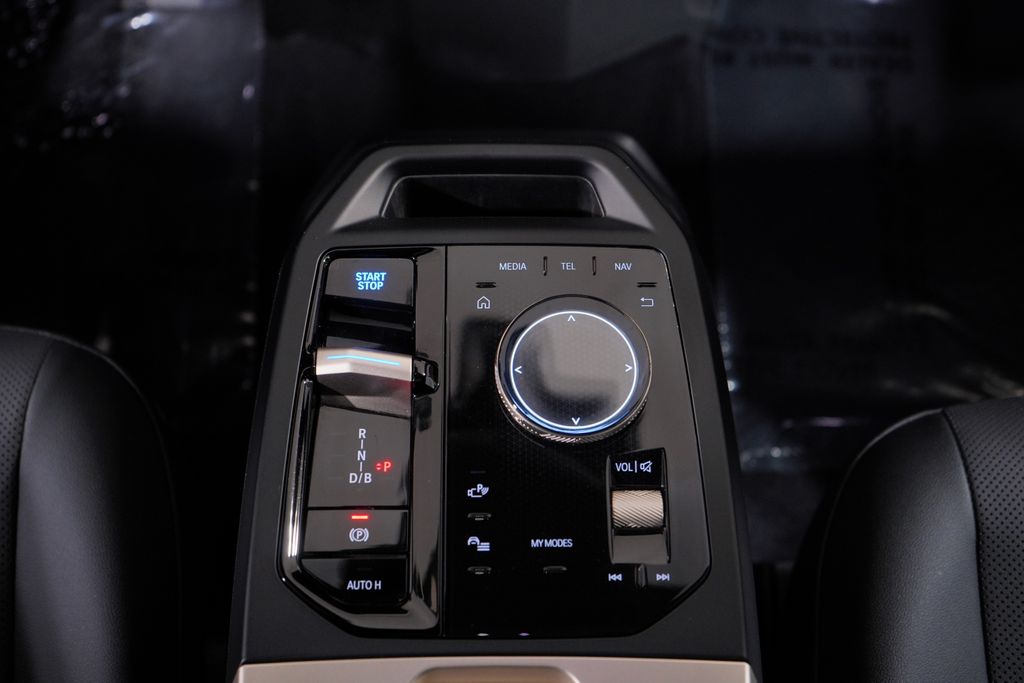 Thumbnail: 2023 BMW iX - 14