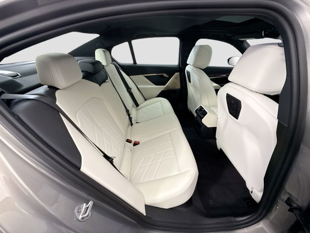 Thumbnail: 2026 BMW i5 - 21