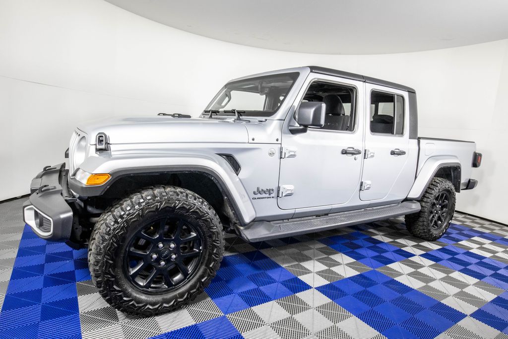 Silver Zynith Clearcoat 2023 Jeep Gladiator Overland Crew Cab 4WD Pickup Truck Four-Wheel Drive 8-Speed Automatic