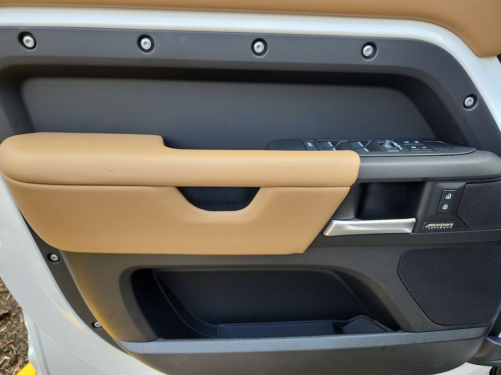 2025 Land Rover Defender 110 7