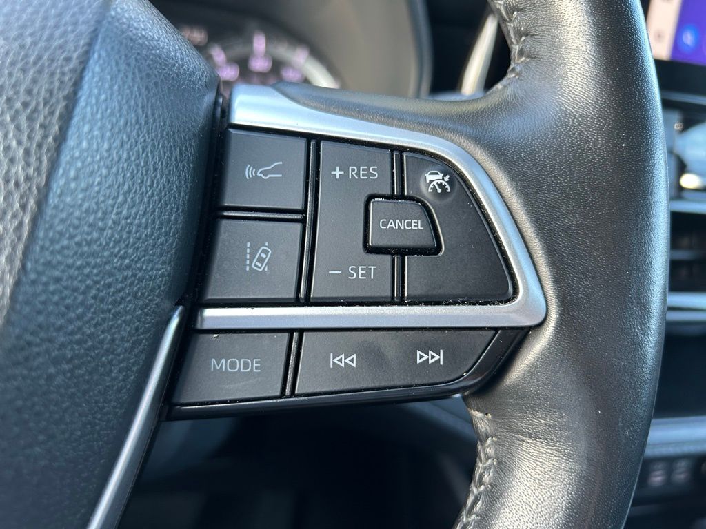 Thumbnail: 2023 Toyota Highlander - 20