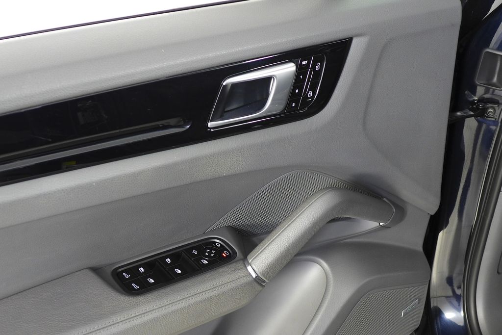 Thumbnail: 2019 Porsche Cayenne - 12