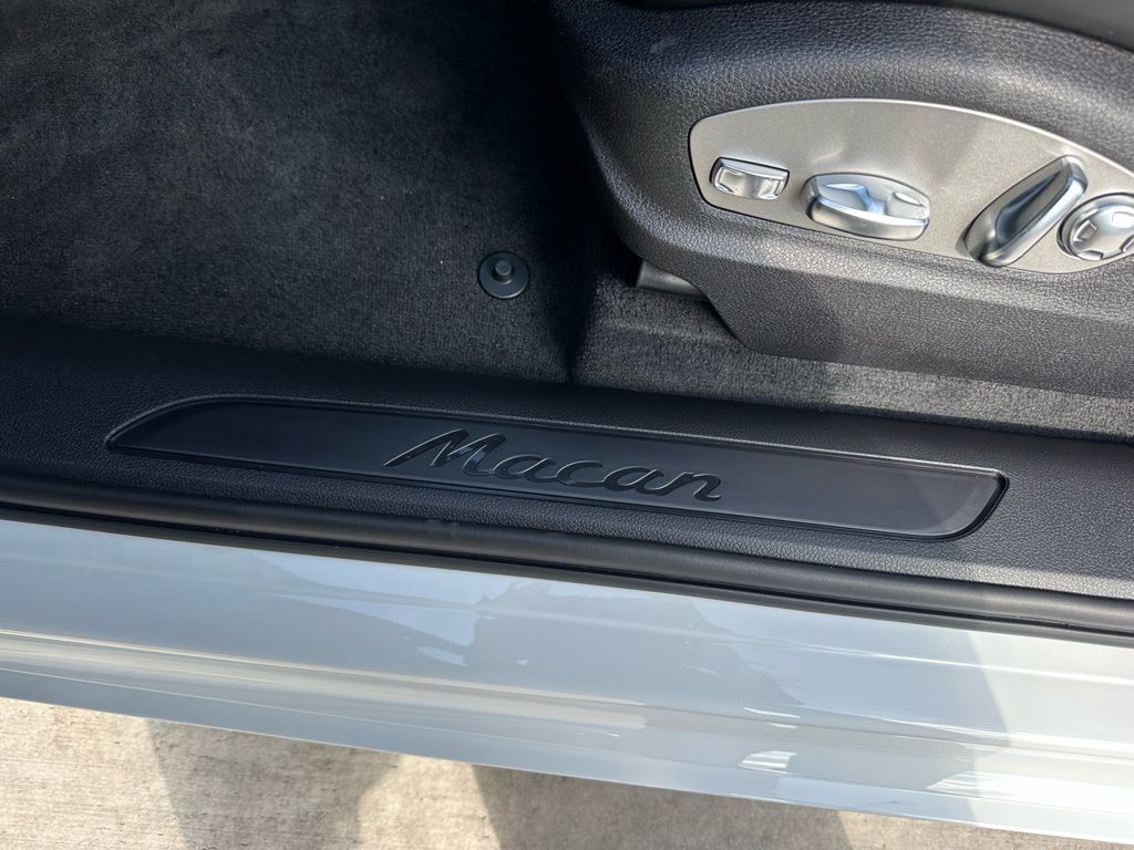 Thumbnail: 2026 Porsche Macan - 22