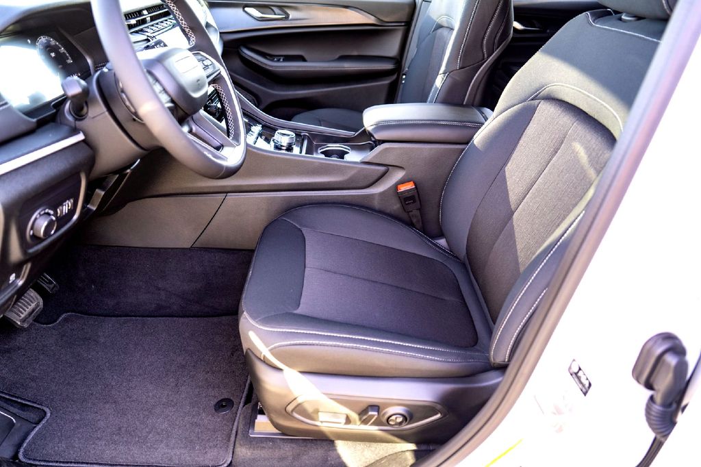 New Car 2025 Jeep Grand Cherokee  Laredo X For Sale Under $40,000 In Taylor, Texas