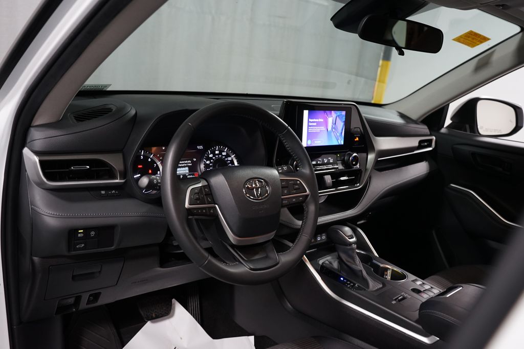 Thumbnail: 2024 Toyota Highlander - 11