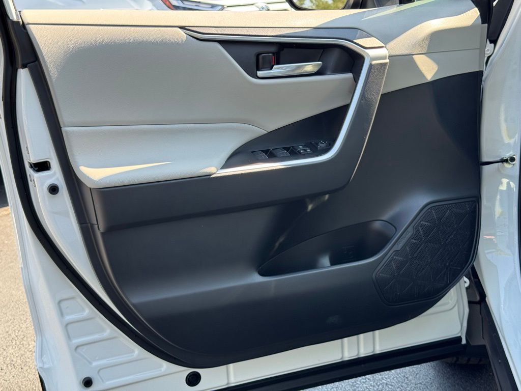 2025 Toyota RAV4 XLE photo 18