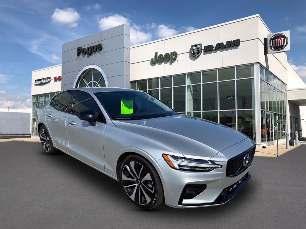 Bright Silver Metallic 2022 Volvo S60 Sedan Front-Wheel Drive Automatic