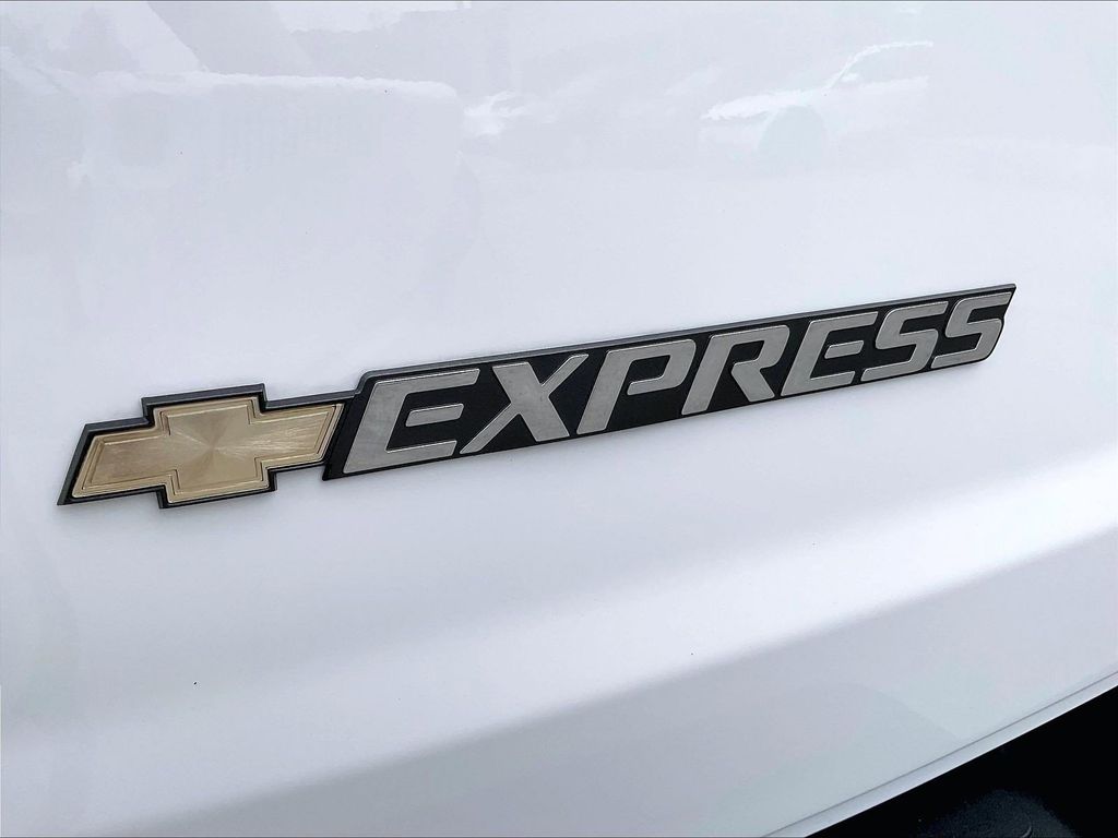 2025 Chevrolet Express 3500 — photo 27