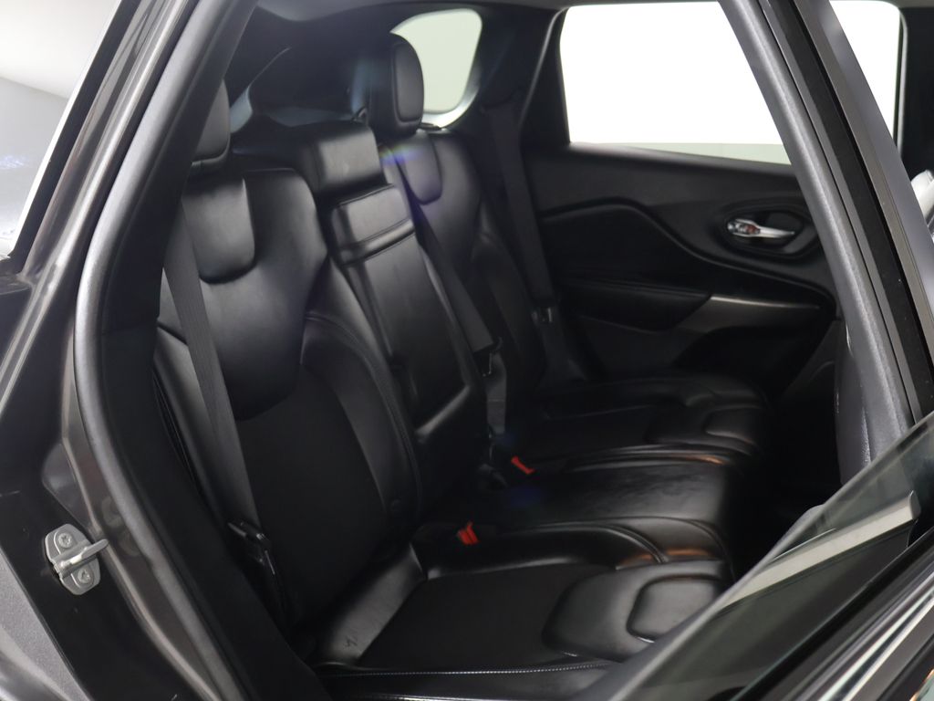 Used 2019 Gray Jeep Latitude Plus image 27