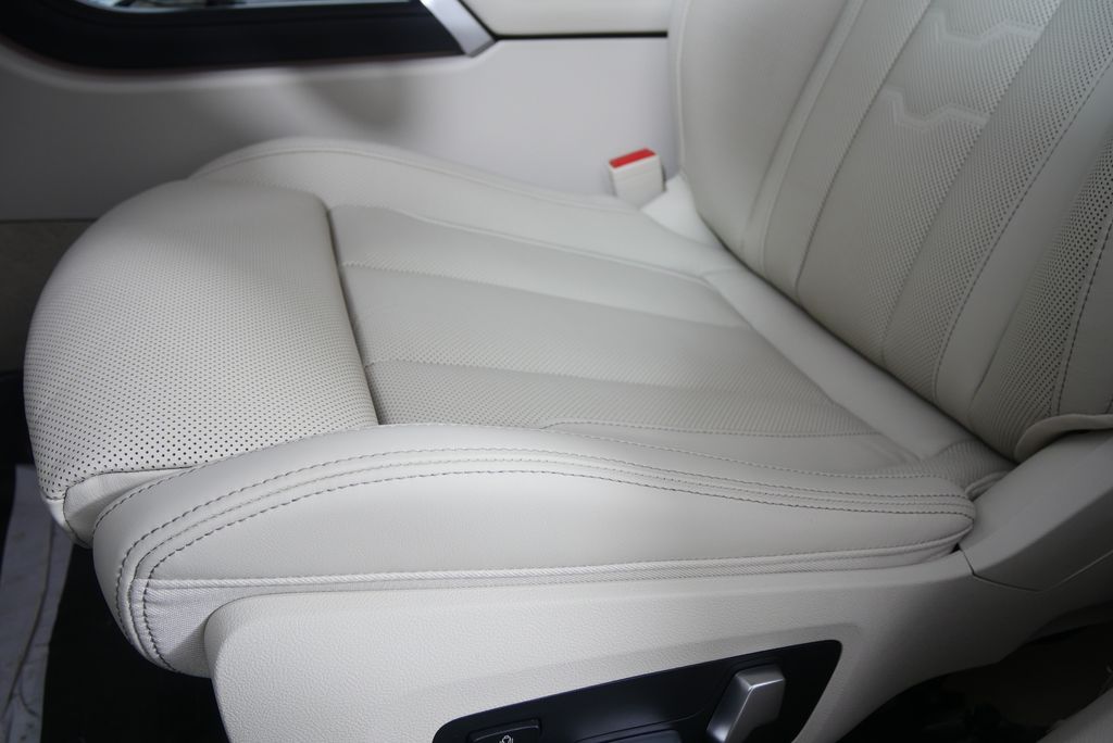 Thumbnail: 2026 BMW 8 Series - 10