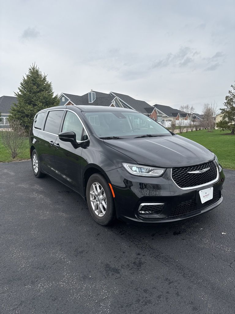 Diamond Black Crystal Pearlcoat 2024 Chrysler Pacifica Touring L FWD Minivan Front-Wheel Drive 9-Speed Automatic