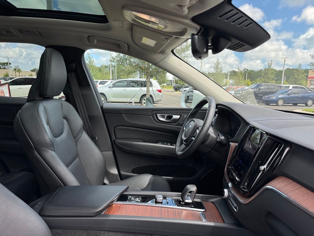 2023 Volvo XC60 B5 Plus photo 26