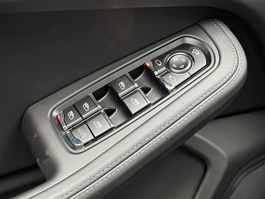 Thumbnail: 2026 Porsche Macan - 21