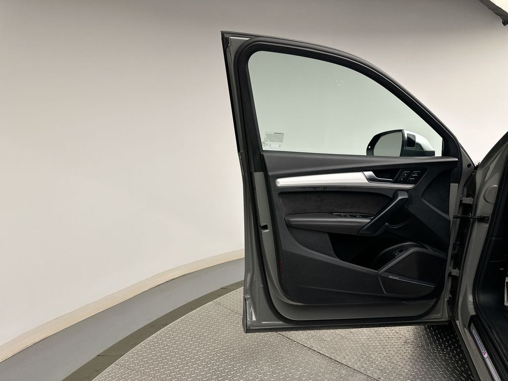 Thumbnail: 2020 Audi SQ5 - 9