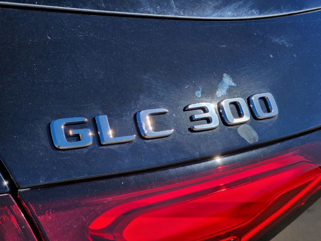 2025 Mercedes-Benz GLC GLC 300 8