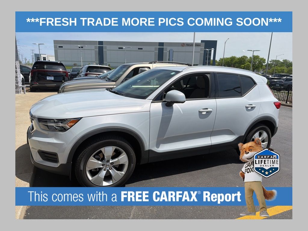 Glacier Silver Metallic 2020 Volvo XC40 T4 Momentum FWD SUV / Crossover Front-Wheel Drive Automatic