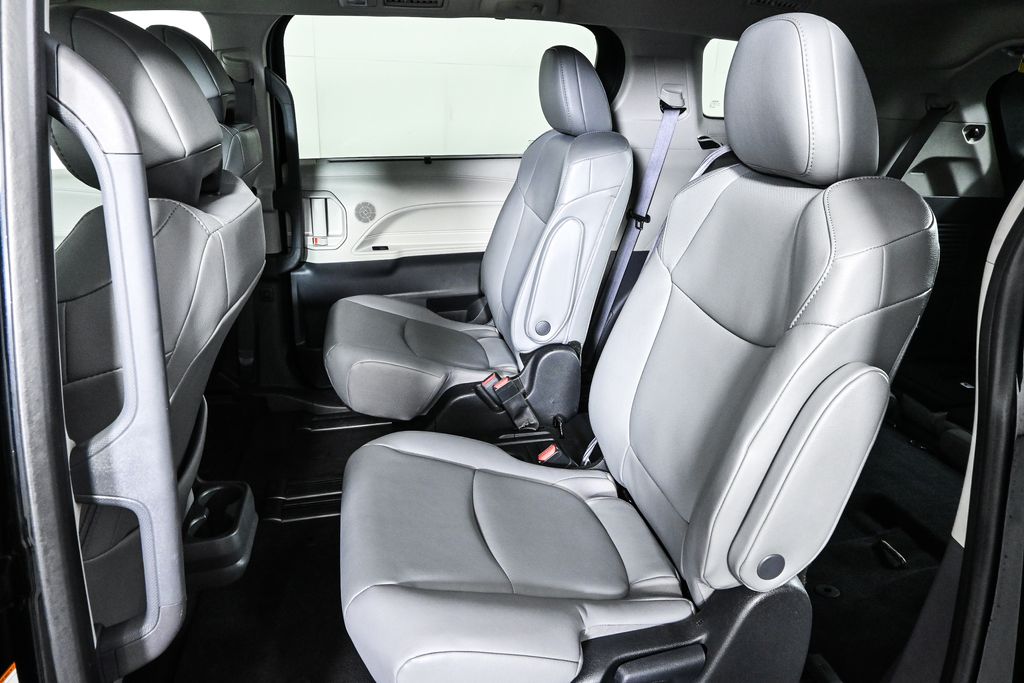 2023 Toyota Sienna XLE Hybrid 19