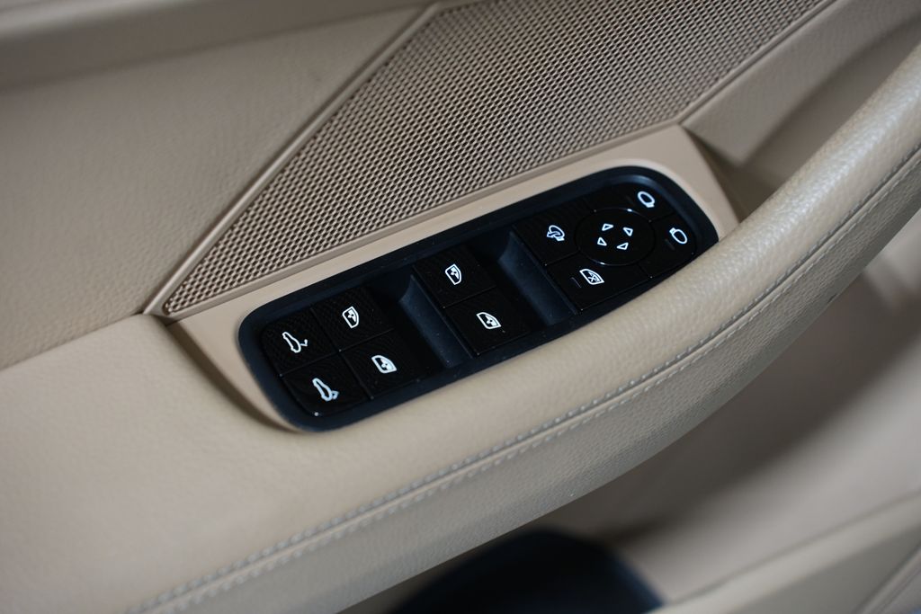 Thumbnail: 2018 Porsche Panamera - 29