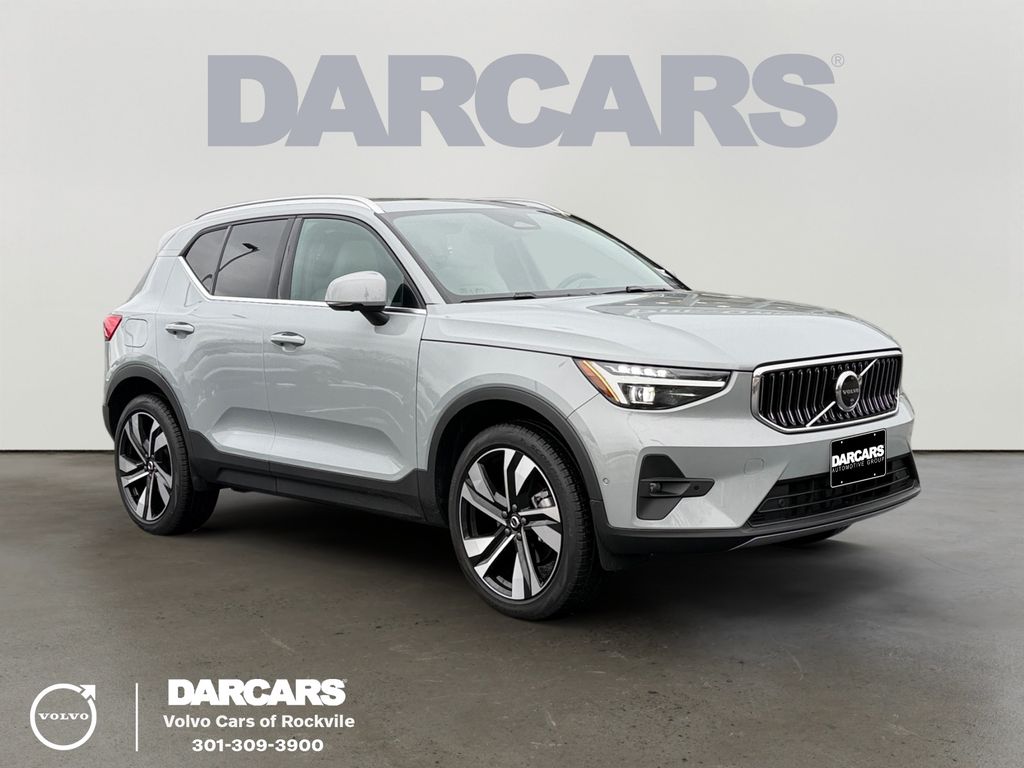 2025 Volvo XC40 B5 Ultra Bright Theme AWD