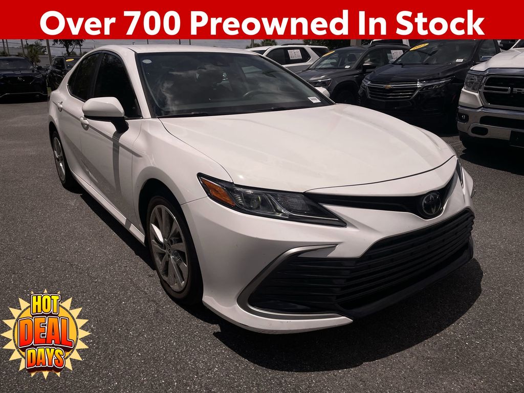 2023 Toyota Camry LE's photo