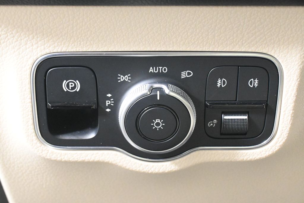 Thumbnail: 2022 Mercedes-Benz GLB - 26