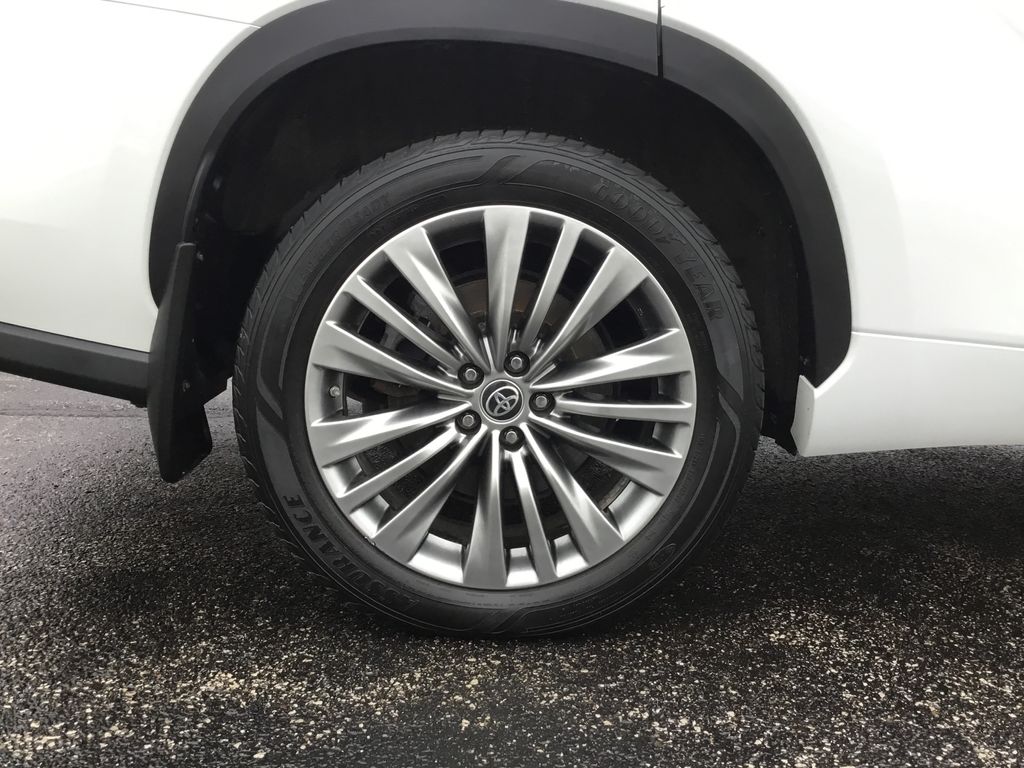 Thumbnail: 2022 Toyota Highlander - 11