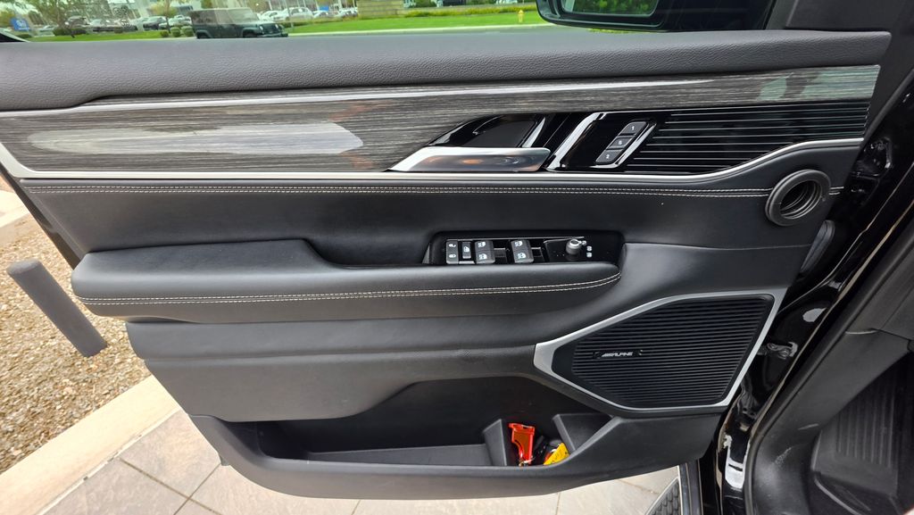 Thumbnail: 2022 Jeep Wagoneer - 23