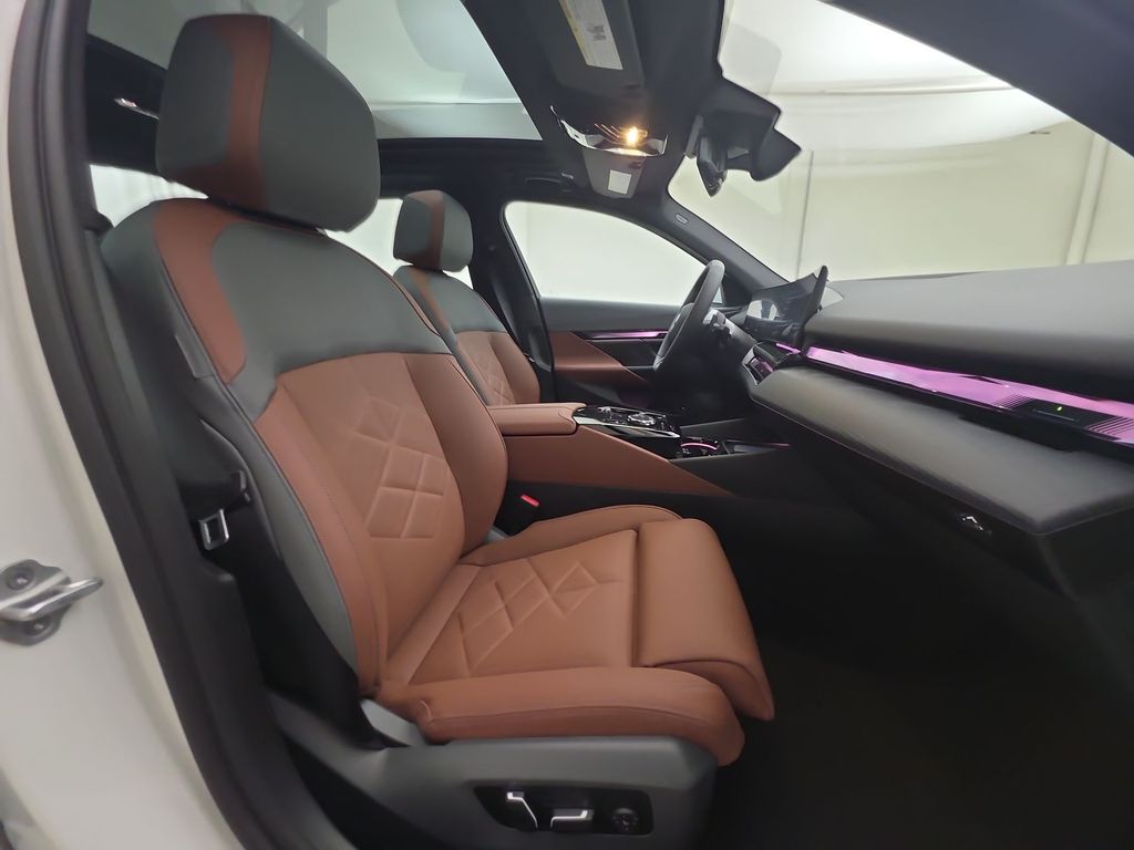 2026 Bmw 550e 550e xDrive photo 25