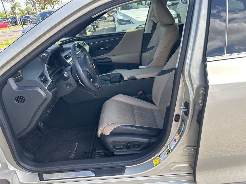 Thumbnail: 2019 Lexus ES - 14