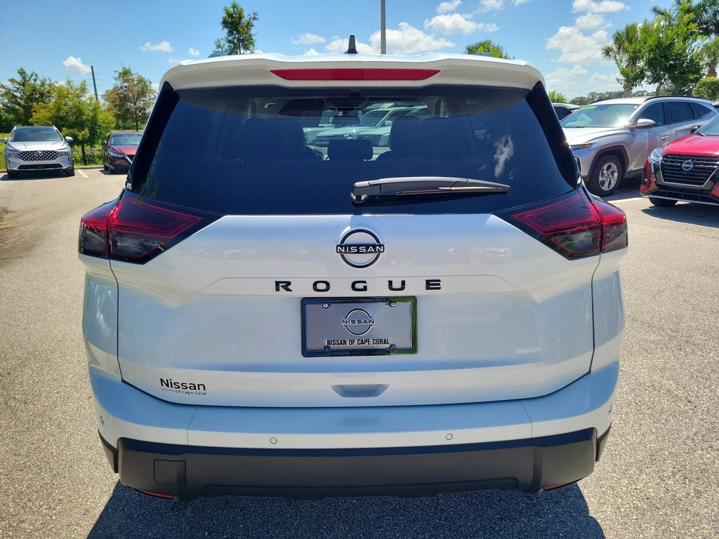2026 Everest White Pearl Tricoat Nissan Rogue Dark Armor FWD SUV