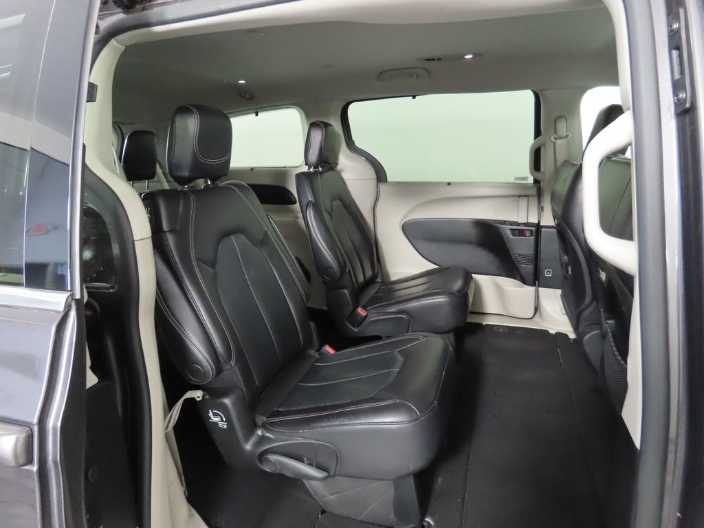 2022 Chrysler Pacifica Touring L 22