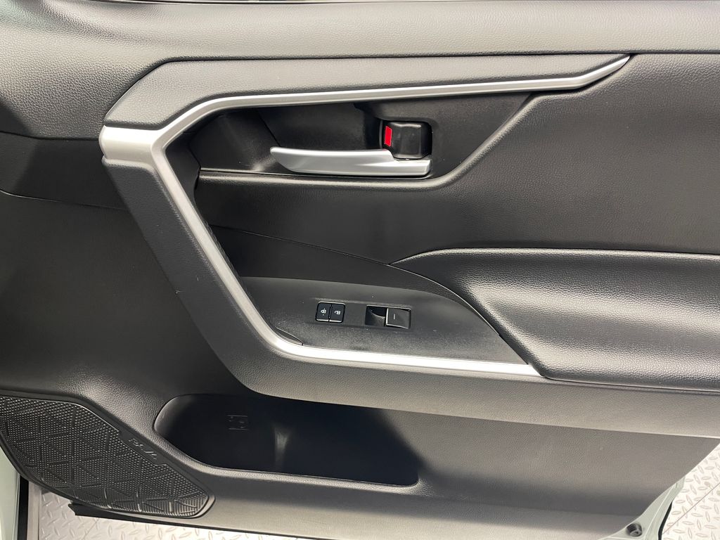 2023 Toyota RAV4 XLE 18
